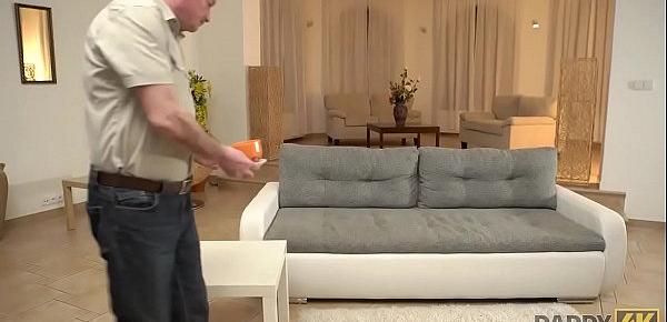 DADDY4K. Skinny Peach spricht Russisch mit BFs Vater, dann ficken sie